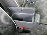 運転席にはアームレストが装備されています。アームレスト内には収納ボックスがあり、小物を入れる事が可能です☆
