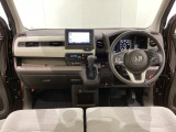 車内は光触媒抗菌消臭施工済です。インパネ周りはスタイリッシュなデザインで機能や装備も充実しています。グローブボックスやカップホルダーのほかにトレーなどたくさんの収納スペースが付いています。