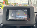 【全方位モニター】まるでクルマを真上から見下ろしたかのような視点で駐車をサポートします!クルマの斜め後ろや真横など、前後左右の4つのカメラの映像が合成されて、モニターに映し出されます。