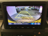 後方確認はお任せ! リアカメラ装備でバック駐車をサポートします。