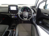 革巻きステアリングで快適な操作性の運転席です。