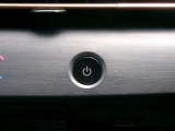 プッシュエンジンスタート機能付です。ボタンひとつでエンジン始動ができ、忙しい朝の出発もカギを探すことなくスマートにできます。