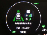 路外逸脱抑制機能を装備しております。