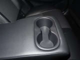 二列目シートの背もたれの中にドリンクホルダーが隠されていて手に取りやすい位置にドリンクホルダーが付いていて、とても便利ですよ(*^-^*)