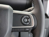 アダプティブクルーズコントロール機能付きです。走行中に先行車の様子を検知しながら、設定した車速の範囲内で先行車との距離のキープを支援します。詳細は販売店スタッフまでおたずねください。