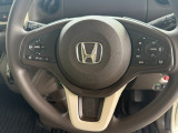【ステアリングスイッチ】が付いており運転中に前方から目線をそらすことなくオーディオ等の操作が可能なので安心・快適にカーライフをお楽しみいただけます。