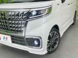 【LEDヘッドライト】悪天候や夜間走行時も良好な視界を確保し安心して運転できる高輝度LEDヘッドライトを装備!点灯速度が早く、消費電力も抑えられています。