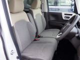 フロントは助手席と繋がったベンチシートで、運転席は高さが調整できるハイトアジャスター付きです。また、ハンドルも高さの調整が出来るチルトステアリングです