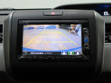 バックカメラの画像です。ガイドラインがスムースな車庫入れをサポートいたします。車庫入れの安心感がアップしますね。