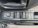 挟み込み防止機構付きパワーウインドウ、空気の入れ替えや料金所などで便利なワンタッチオート付き