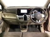 車内は光触媒抗菌消臭施工済です。スタイリッシュなデザインで暖かみのあるインパネ周りを演出します。グローブボックスやカップホルダーのほかにトレーなどたくさんの収納スペースが装備されています。