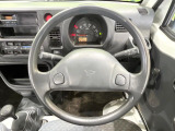 インテリアに合わせたデザインのステアリングは、運転される方のことも考え、運転しやすい形状、大きさです。是非一度、実際に触ってお確かめください。