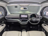ホワイトとグレーの2トーンで統一された、フィアット50e(FIAT 500e)の洗練されたインパネ・運転席まわり。