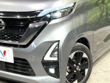 【LEDヘッドライト】悪天候や夜間走行時も良好な視界を確保し安心して運転できる高輝度LEDヘッドライトを装備!点灯速度が早く、消費電力も抑えられています。