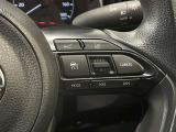 ステアリングスイッチ付きで、運転中に視線を前に向けたまま操作できます。