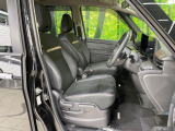 運転席まわりには十分なスペースがあり、大柄な方でもゆったり運転していただける環境です。