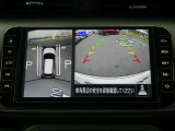 クルマを上空から見下ろしているような映像が画面に映し出されます。ミラーだけでは見え辛い箇所も含め、ひと目で周囲の状況がわかるためスムースに駐車できますね。安全な駐車の手助けになります!