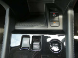電動パーキングブレーキは、従来の足踏み式に比べ、しっかりと車をホールドしてくれるので安心です。女性の方には特に安心いただける装備です