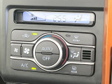 【オートエアコン】一度お好みの温度に設定すれば、車内の温度を検知し風量や温度を自動で調整。暑い&hellip;寒い&hellip;と何度もスイッチ操作をする必要はありません。快適な車内空間には必須の機能ですね♪
