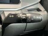 車外の明るさに応じでライトを点灯、消灯してくれるオートライト機能です☆お天気の良い昼間のトンネル走行などオートにしてると便利で安心です☆エンジン停止時にライトの消し忘れも無くなります☆