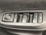 パワーウィンドのスイッチです。運転席に座りながら、助手席や後席の窓を開け閉めできるので大変便利ですよ。