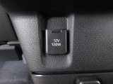 12V電源ソケットを設置しております。周辺機器の充電にご利用頂けます。