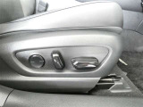 運転席パワーシート搭載。微妙な調整が手軽にでき、ピッタリのポジションで運転することが可能です。