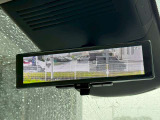 インテリジェントルームミラー搭載で、車の後方に設置されたカメラ映像を映し出してシートバックやヘッドレスト、同乗者に視界が遮られることがなく視認性が非常に良いです