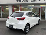 【ブラインド・スポット・モニタリング】隣車線を後方もしくは側方から接近する車両を検知してドアミラーに表示。その状態でのウインカー操作の際には警報音で危険をお知らせ。駐車場からバックで出庫の際にも活躍