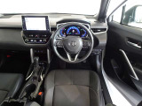 革巻きステアリングで快適な操作性の運転席です。