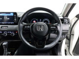 運転中もハンドルでの操作が可能です。特に高速道路等の目が離せない運転時には、便利さだけでなく、安全性も兼ね備えております。