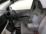 高いホールド性で運転姿勢が安定します。長距離ドライブでも疲れにくいのが魅力です。快適なドライビングライフをお送りください♪