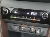 【オートエアコン】車内温度を感知して自動で温度調整をしてくれるのでいつでも快適な車内空間を創り上げます!どの席に座っても快適なドライブが楽しめます♪