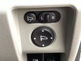 電動格納ミラーを装備しており、車内からワンタッチでミラーの開閉が可能です。