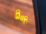 【ブラインドスポットモニター】走行中、ドアミラーの死角になりやすい箇所に後続車が接近するとサイドミラーのレンズに警告を表示!ドライバーに注意喚起をしてくれます。
