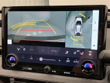 車庫入れなど後進運転時に死角をモニターで確認ができて安全です♪ ステアリング操作の参考になるガイド線も表示しますので車庫入れがニガテな方も安心ですネ!