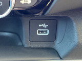 運転席側に、音楽再生対応のUSBポートを搭載しています。
