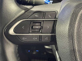 ステアリングスイッチ付きで、運転中に視線を前に向けたまま操作できます。