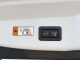 【パワーバックドア】スマートキーや運転席のボタンを押すだけでリアゲートが自動で開閉します!荷物を持っている時や、高い位置にあるバックドアを閉める際に便利な機能です♪