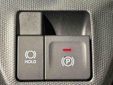指先だけで簡単に操作が可能な電動パーキングブレーキを採用。「HOLD」スイッチを押すと、渋滞や信号待ちなどでブレーキペダルから足を離しても、ブレーキを保持するので安心です
