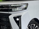 【LEDヘッドライト】悪天候や夜間走行時も良好な視界を確保し安心して運転できる高輝度LEDヘッドライトを装備!点灯速度が早く、消費電力も抑えられています。