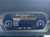 ラジオの選曲はバーチャルコックピット内に表示されステアリングのスイッチ操作で行えます。