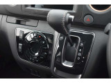 オートエアコンで温度を設定するだけで快適な車内環境を維持することができます!