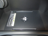 ワイヤレス充電器がついています。対応スマートフォンを置くだけで充電が可能です。