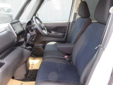 【VDC】運転操作やクルマの速度を検知して、ブレーキやエンジン出力の制御を 自動的に行い、滑りやすい路面やカーブを曲がるときや障害物を回避するときにクルマ の横滑りを軽減し、運転に安心感を与えます。