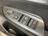 ハンドルの右側に電動格納付きパワーミラーの操作スイッチがついています。左右のサイドミラーの角度調節も微調整ができて便利です。パワーウインドウは運転席でドア4枚とも上下の操作ができるようになっています。