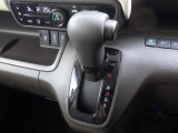 インパネシフトだから視線の移動も少なく足元もスッキリ♪運転席もゆったりしているのでゆとりを持ってドライブできますね!