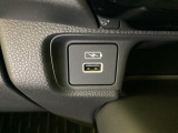 エアコン操作パネルの下に、スマートフォンなどの充電可能なUSB端子と、音源などの外部入力の可能なUSB端子がついています。移動中に充電もできるので便利です。