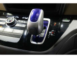 インパネシフトだから視線の移動も少なく足元もスッキリ♪運転席もゆったりしているのでゆとりを持ってドライブできますね!