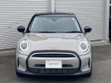 フロントマスクはどこからみてもMINIとわかるスタイルです